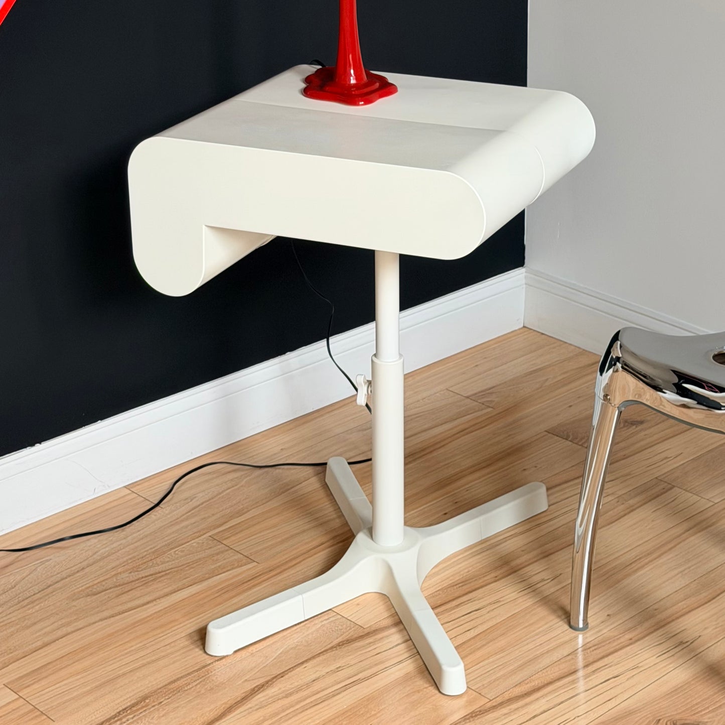 Y2K White 'DAVE' Expanding Desk / Table 2010